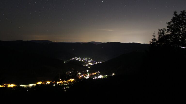 Dieses Bild zeigt eine Webcam-Aufnahme vom Achertal, aufgenommen am Freitag, den 19.06.2026 um 01:30 Uhr. Die Temperatur betrug 25.5°C.