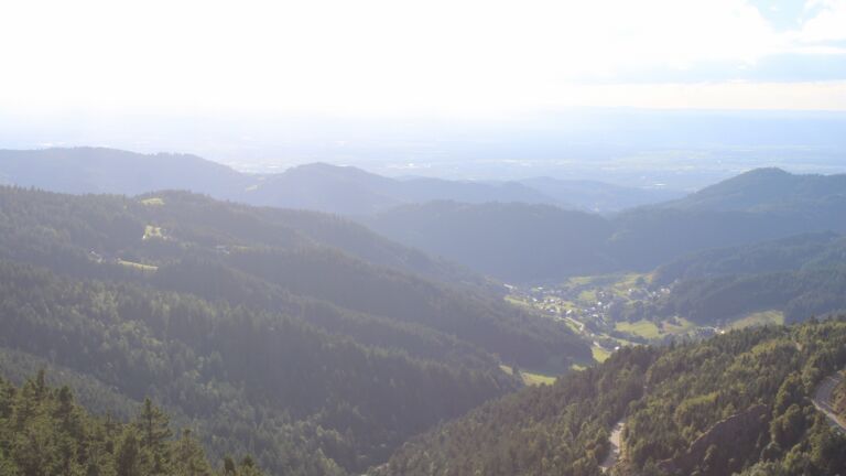 Dieses Bild zeigt eine Webcam-Aufnahme vom Achertal, aufgenommen am Samstag, den 30.08.2025 um 18:30 Uhr. Die Temperatur betrug 13.5°C.
