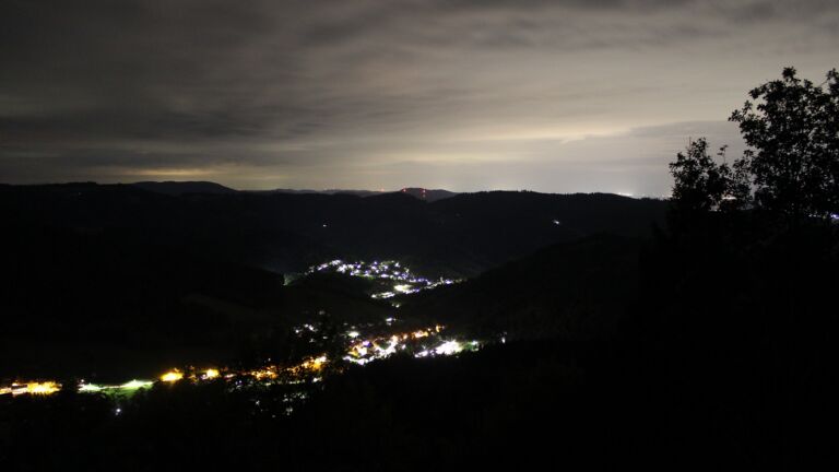 Dieses Bild zeigt eine Webcam-Aufnahme vom Achertal, aufgenommen am Freitag, den 18.09.2026 um 04:00 Uhr. Die Temperatur betrug 12.9°C.