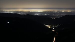 Dieses Bild zeigt eine Webcam-Aufnahme vom Achertal, aufgenommen am Freitag, den 06.03.2026 um 23:30 Uhr. Die Temperatur betrug 10.5°C.