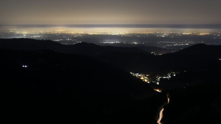 Dieses Bild zeigt eine Webcam-Aufnahme vom Achertal, aufgenommen am Freitag, den 06.03.2026 um 23:30 Uhr. Die Temperatur betrug 10.5°C.