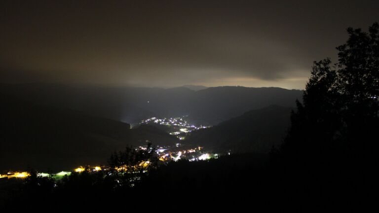 Dieses Bild zeigt eine Webcam-Aufnahme vom Achertal, aufgenommen am Samstag, den 17.10.2026 um 01:00 Uhr. Die Temperatur betrug 13.1°C.