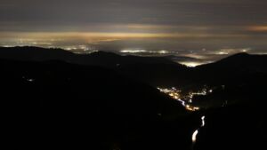 Dieses Bild zeigt eine Webcam-Aufnahme vom Achertal, aufgenommen am Montag, den 10.11.2025 um 19:30 Uhr. Die Temperatur betrug 5.3°C.