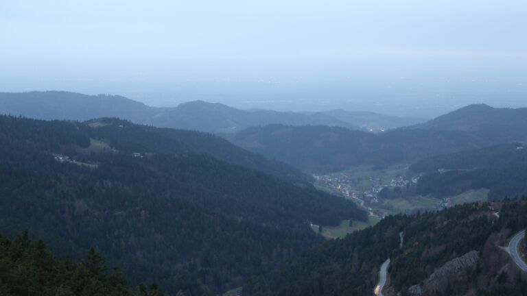 Dieses Bild zeigt eine Webcam-Aufnahme vom Achertal, aufgenommen am Freitag, den 14.11.2025 um 17:00 Uhr. Die Temperatur betrug 15.9°C.