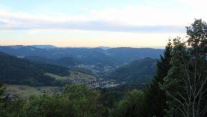 Dieses Bild zeigt eine Webcam-Aufnahme vom Achertal, aufgenommen am Mittwoch, den 26.08.2026 um 19:50 Uhr. Die Temperatur betrug 22.4°C.