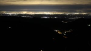 Dieses Bild zeigt eine Webcam-Aufnahme vom Achertal, aufgenommen am Sonntag, den 30.11.2025 um 04:30 Uhr. Die Temperatur betrug 5.9°C.