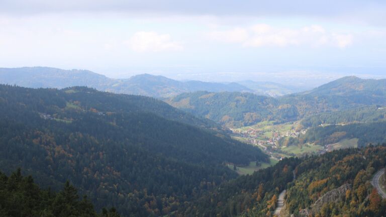 Dieses Bild zeigt eine Webcam-Aufnahme vom Achertal, aufgenommen am Montag, den 13.10.2025 um 13:40 Uhr. Die Temperatur betrug 8.2°C.