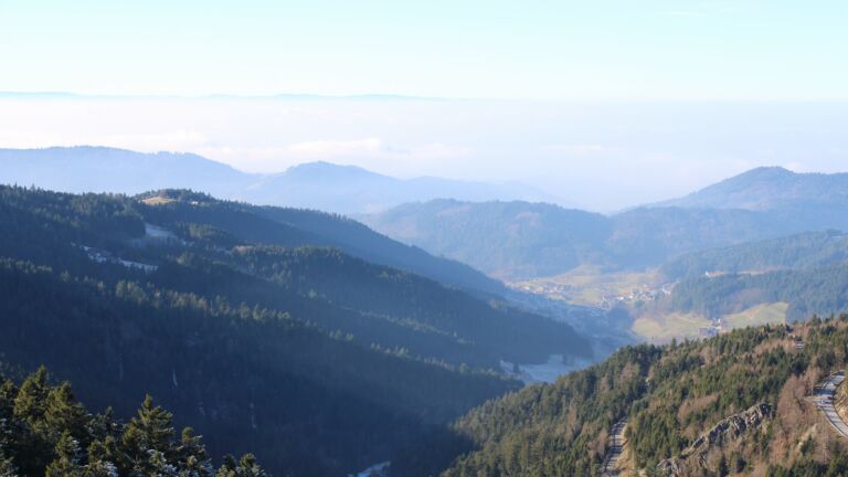 Dieses Bild zeigt eine Webcam-Aufnahme vom Achertal, aufgenommen am Samstag, den 27.12.2025 um 13:20 Uhr. Die Temperatur betrug 5.6°C.