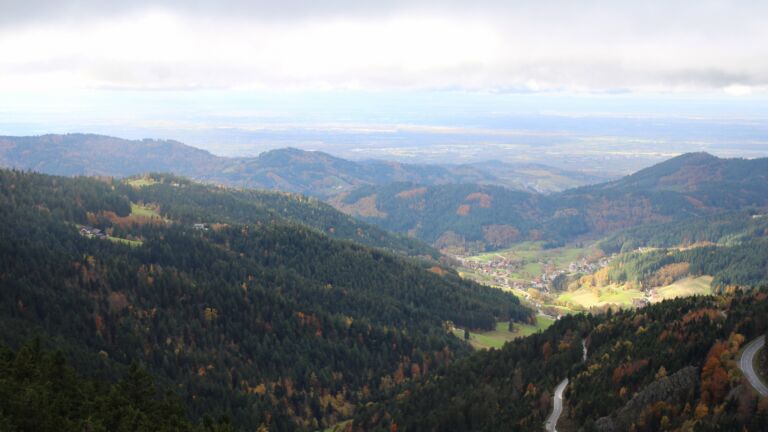 Dieses Bild zeigt eine Webcam-Aufnahme vom Achertal, aufgenommen am Dienstag, den 28.10.2025 um 13:40 Uhr. Die Temperatur betrug 6.1°C.