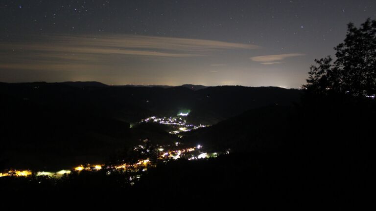 Dieses Bild zeigt eine Webcam-Aufnahme vom Achertal, aufgenommen am Sonntag, den 14.06.2026 um 01:30 Uhr. Die Temperatur betrug 15.4°C.