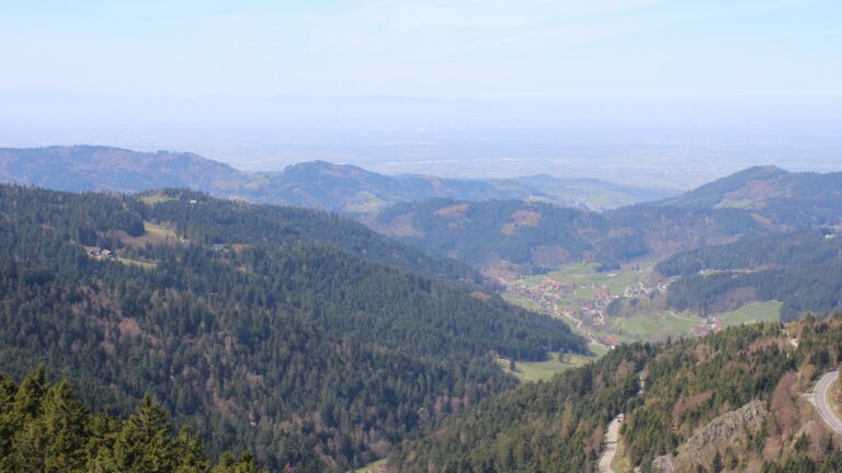 Dieses Bild zeigt eine Webcam-Aufnahme vom Achertal, aufgenommen am Donnerstag, den 09.04.2026 um 12:50 Uhr. Die Temperatur betrug 15.1°C.