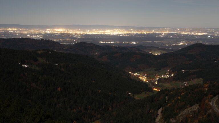 Dieses Bild zeigt eine Webcam-Aufnahme vom Achertal, aufgenommen am Dienstag, den 04.11.2025 um 20:30 Uhr. Die Temperatur betrug 12.7°C.