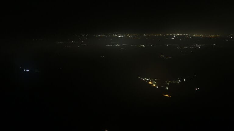 Dieses Bild zeigt eine Webcam-Aufnahme vom Achertal, aufgenommen am Samstag, den 25.10.2025 um 23:00 Uhr. Die Temperatur betrug 3.8°C.