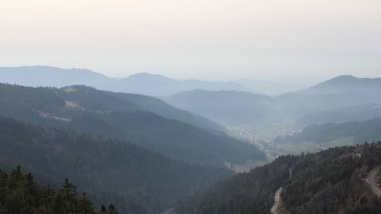 Dieses Bild zeigt eine Webcam-Aufnahme vom Achertal, aufgenommen am Freitag, den 06.03.2026 um 16:20 Uhr. Die Temperatur betrug 13°C.