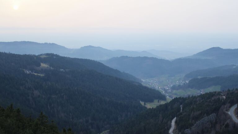 Dieses Bild zeigt eine Webcam-Aufnahme vom Achertal, aufgenommen am Freitag, den 06.03.2026 um 18:00 Uhr. Die Temperatur betrug 10.8°C.