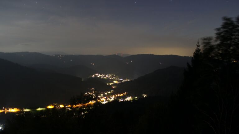 Dieses Bild zeigt eine Webcam-Aufnahme vom Achertal, aufgenommen am Montag, den 19.10.2026 um 19:50 Uhr. Die Temperatur betrug 9.9°C.
