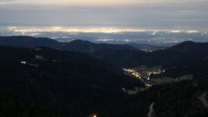 Dieses Bild zeigt eine Webcam-Aufnahme vom Achertal, aufgenommen am Mittwoch, den 03.12.2025 um 01:00 Uhr. Die Temperatur betrug 4.8°C.