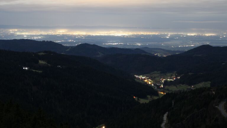 Dieses Bild zeigt eine Webcam-Aufnahme vom Achertal, aufgenommen am Mittwoch, den 03.12.2025 um 01:00 Uhr. Die Temperatur betrug 4.8°C.