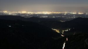 Dieses Bild zeigt eine Webcam-Aufnahme vom Achertal, aufgenommen am Samstag, den 25.04.2026 um 22:10 Uhr. Die Temperatur betrug 11.9°C.