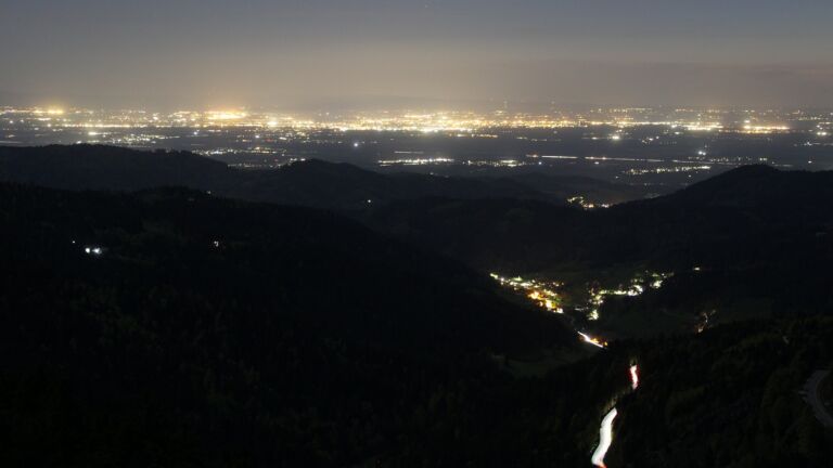 Dieses Bild zeigt eine Webcam-Aufnahme vom Achertal, aufgenommen am Samstag, den 25.04.2026 um 22:10 Uhr. Die Temperatur betrug 11.9°C.