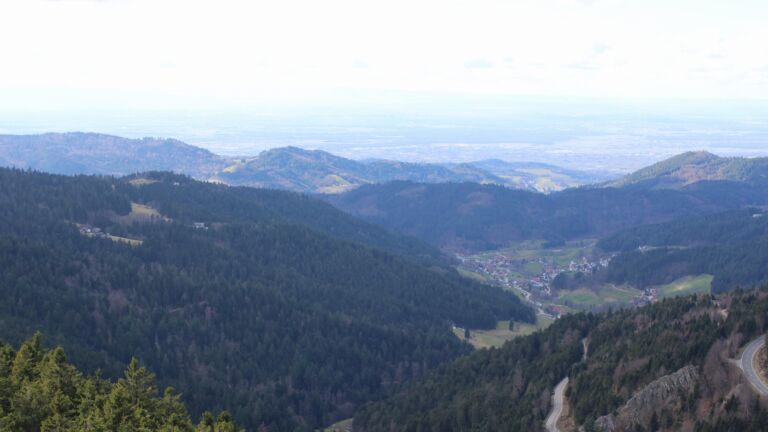 Dieses Bild zeigt eine Webcam-Aufnahme vom Achertal, aufgenommen am Sonntag, den 01.03.2026 um 14:10 Uhr. Die Temperatur betrug 6.1°C.