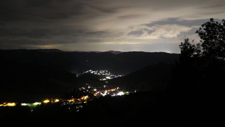 Dieses Bild zeigt eine Webcam-Aufnahme vom Achertal, aufgenommen am Donnerstag, den 17.09.2026 um 01:00 Uhr. Die Temperatur betrug 12.2°C.