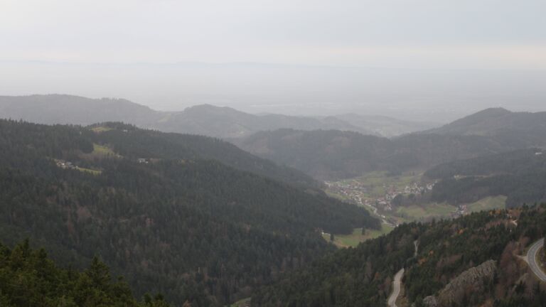 Dieses Bild zeigt eine Webcam-Aufnahme vom Achertal, aufgenommen am Freitag, den 14.11.2025 um 16:10 Uhr. Die Temperatur betrug 16°C.