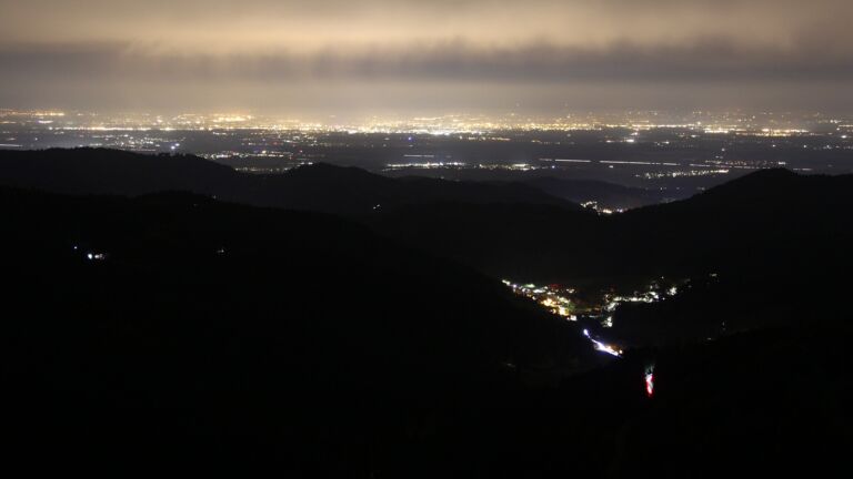 Dieses Bild zeigt eine Webcam-Aufnahme vom Achertal, aufgenommen am Sonntag, den 19.10.2025 um 20:30 Uhr. Die Temperatur betrug 10.6°C.