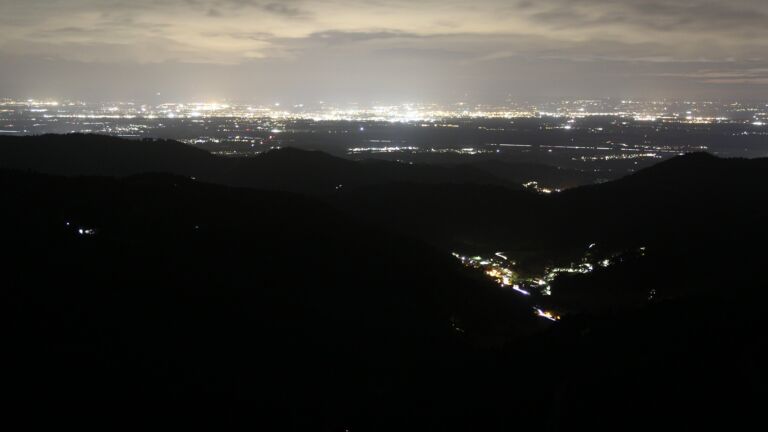 Dieses Bild zeigt eine Webcam-Aufnahme vom Achertal, aufgenommen am Freitag, den 12.09.2025 um 21:10 Uhr. Die Temperatur betrug 10.3°C.