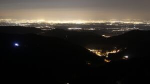 Dieses Bild zeigt eine Webcam-Aufnahme vom Achertal, aufgenommen am Donnerstag, den 18.12.2025 um 18:10 Uhr. Die Temperatur betrug 7.2°C.