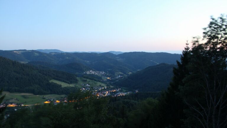 Dieses Bild zeigt eine Webcam-Aufnahme vom Achertal, aufgenommen am Sonntag, den 12.07.2026 um 22:10 Uhr. Die Temperatur betrug 23.5°C.