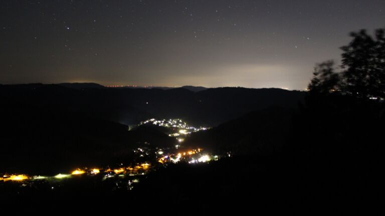 Dieses Bild zeigt eine Webcam-Aufnahme vom Achertal, aufgenommen am Dienstag, den 06.10.2026 um 01:00 Uhr. Die Temperatur betrug 15.5°C.