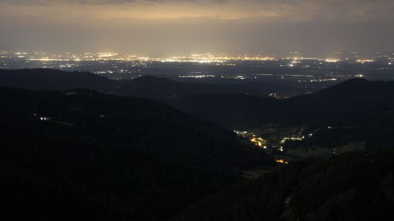 Dieses Bild zeigt eine Webcam-Aufnahme vom Achertal, aufgenommen am Montag, den 14.07.2025 um 03:20 Uhr. Die Temperatur betrug 16.4°C.