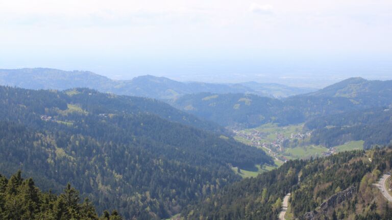 Dieses Bild zeigt eine Webcam-Aufnahme vom Achertal, aufgenommen am Samstag, den 18.04.2026 um 15:20 Uhr. Die Temperatur betrug 15.2°C.