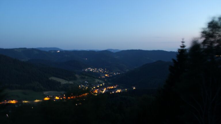 Dieses Bild zeigt eine Webcam-Aufnahme vom Achertal, aufgenommen am Donnerstag, den 18.06.2026 um 22:30 Uhr. Die Temperatur betrug 25.8°C.