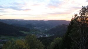 Dieses Bild zeigt eine Webcam-Aufnahme vom Achertal, aufgenommen am Donnerstag, den 22.10.2026 um 18:20 Uhr. Die Temperatur betrug 8.1°C.