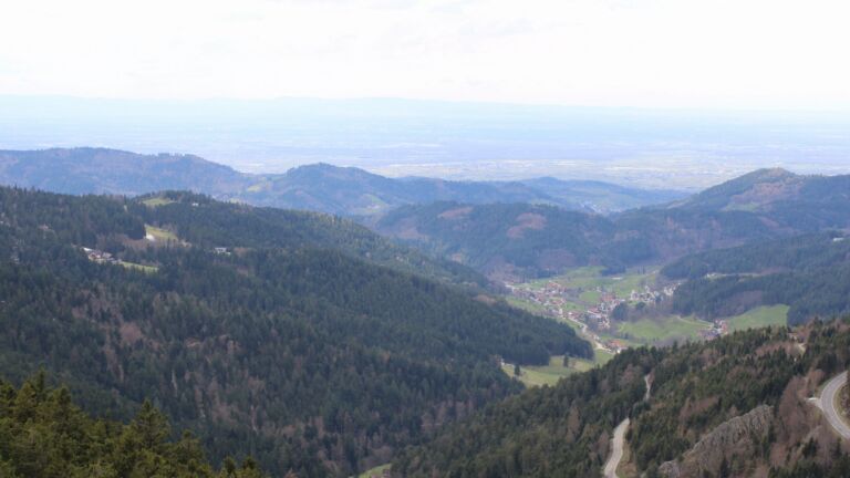 Dieses Bild zeigt eine Webcam-Aufnahme vom Achertal, aufgenommen am Sonntag, den 05.04.2026 um 14:20 Uhr. Die Temperatur betrug 12.1°C.