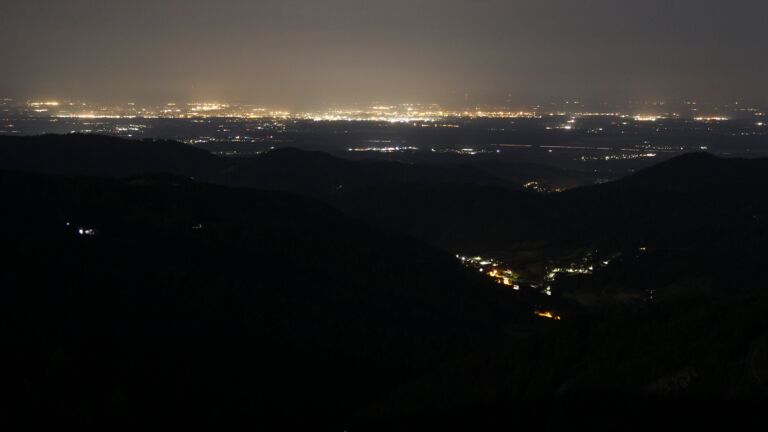 Dieses Bild zeigt eine Webcam-Aufnahme vom Achertal, aufgenommen am Dienstag, den 17.06.2025 um 02:50 Uhr. Die Temperatur betrug 11.9°C.