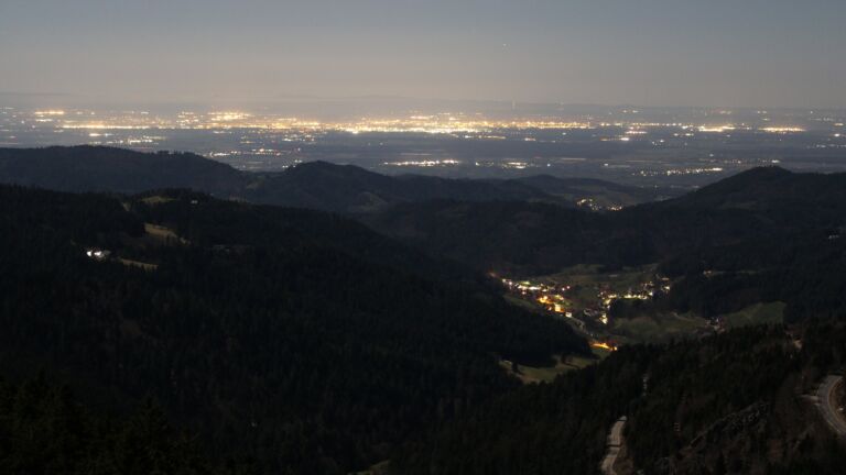 Dieses Bild zeigt eine Webcam-Aufnahme vom Achertal, aufgenommen am Dienstag, den 03.03.2026 um 01:30 Uhr. Die Temperatur betrug 8.1°C.