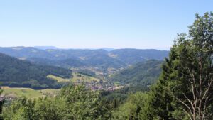Dieses Bild zeigt eine Webcam-Aufnahme vom Achertal, aufgenommen am Freitag, den 10.07.2026 um 13:10 Uhr. Die Temperatur betrug 26.8°C.