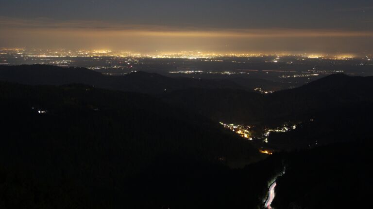 Dieses Bild zeigt eine Webcam-Aufnahme vom Achertal, aufgenommen am Samstag, den 11.10.2025 um 23:00 Uhr. Die Temperatur betrug 6.9°C.
