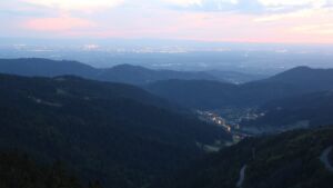 Dieses Bild zeigt eine Webcam-Aufnahme vom Achertal, aufgenommen am Montag, den 19.05.2025 um 21:50 Uhr. Die Temperatur betrug 12.2°C.