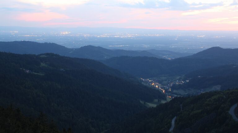 Dieses Bild zeigt eine Webcam-Aufnahme vom Achertal, aufgenommen am Montag, den 19.05.2025 um 21:50 Uhr. Die Temperatur betrug 12.2°C.