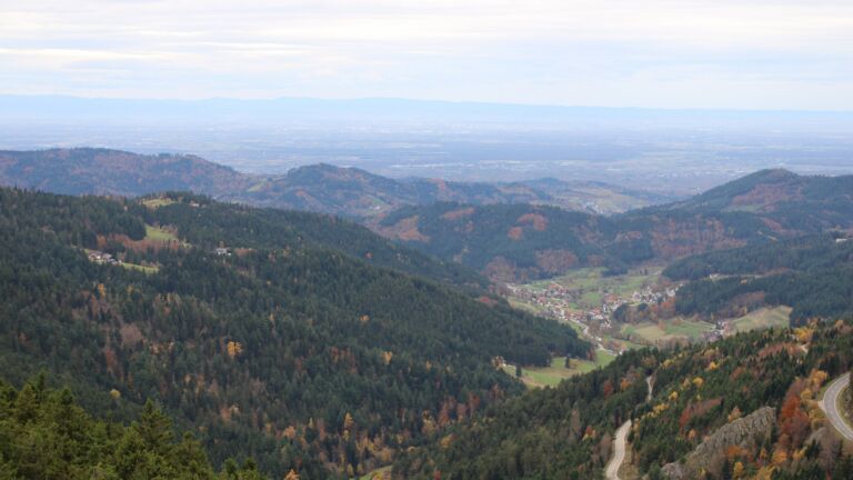 Dieses Bild zeigt eine Webcam-Aufnahme vom Achertal, aufgenommen am Samstag, den 01.11.2025 um 12:30 Uhr. Die Temperatur betrug 12.4°C.
