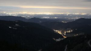 Dieses Bild zeigt eine Webcam-Aufnahme vom Achertal, aufgenommen am Donnerstag, den 01.01.2026 um 23:30 Uhr. Die Temperatur betrug -4.7°C.