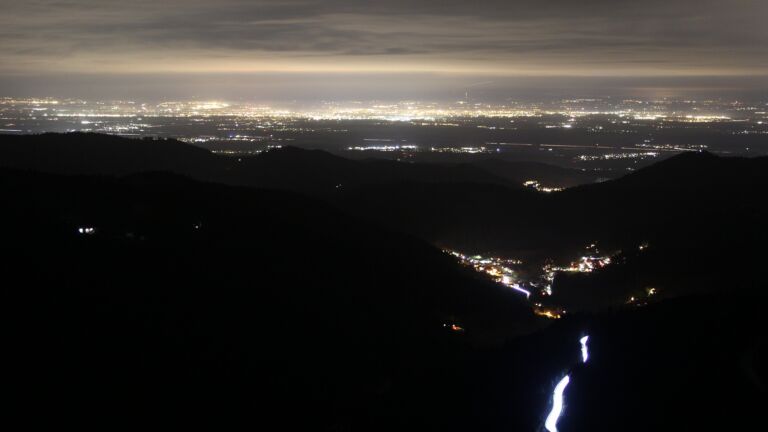 Dieses Bild zeigt eine Webcam-Aufnahme vom Achertal, aufgenommen am Freitag, den 19.12.2025 um 22:30 Uhr. Die Temperatur betrug 6.3°C.