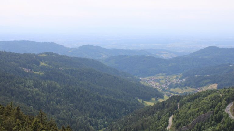 Dieses Bild zeigt eine Webcam-Aufnahme vom Achertal, aufgenommen am Samstag, den 24.05.2025 um 16:50 Uhr. Die Temperatur betrug 10.2°C.