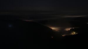 Dieses Bild zeigt eine Webcam-Aufnahme vom Achertal, aufgenommen am Samstag, den 13.12.2025 um 21:00 Uhr. Die Temperatur betrug 3.7°C.