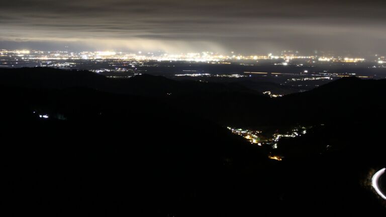 Dieses Bild zeigt eine Webcam-Aufnahme vom Achertal, aufgenommen am Dienstag, den 28.10.2025 um 21:30 Uhr. Die Temperatur betrug 5.6°C.