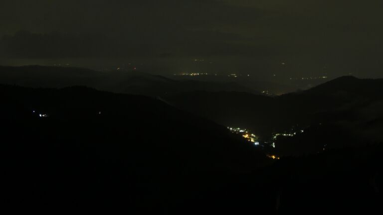 Dieses Bild zeigt eine Webcam-Aufnahme vom Achertal, aufgenommen am Donnerstag, den 28.08.2025 um 02:00 Uhr. Die Temperatur betrug 14.5°C.